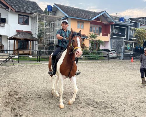 Ma’had Qur’an Nurul Huda Berkolaborasi dengan Kings Alam Sunda Stable Cianjur dalam Pelatihan HBA Berkuda dan Memanah